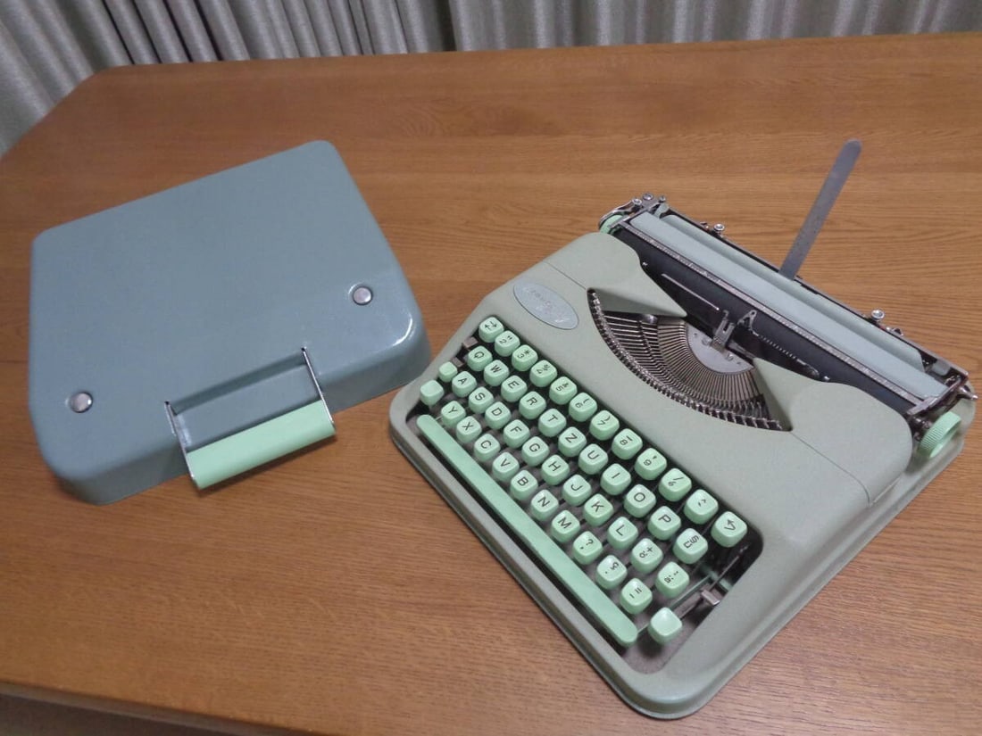Switzerland German QWERTYZ works portable typewriter baby Hermes. (1 of 10)