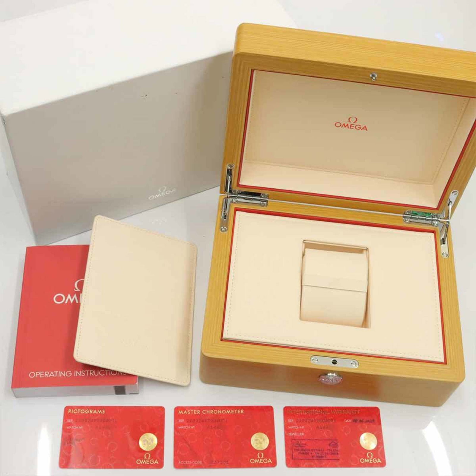 Omega wristwatch: Omega wristwatch A pre-owned Omega wristwatch with stainless steel case and rubber band, boasting a sleek 42mm design that exudes classic style. With its white dial and durable construction, this