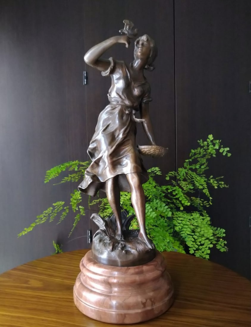 Auguste Moreau Fille Jouant Avec Des Oiseaux Bronze Marble Statue Antique French: Auguste Moreau Fille Jouant Avec Des Oiseaux Bronze Marble Statue Antique French Experience the elegance of Art Nouveau with this exquisite bronze and marble statue, crafted by renowned artist Auguste