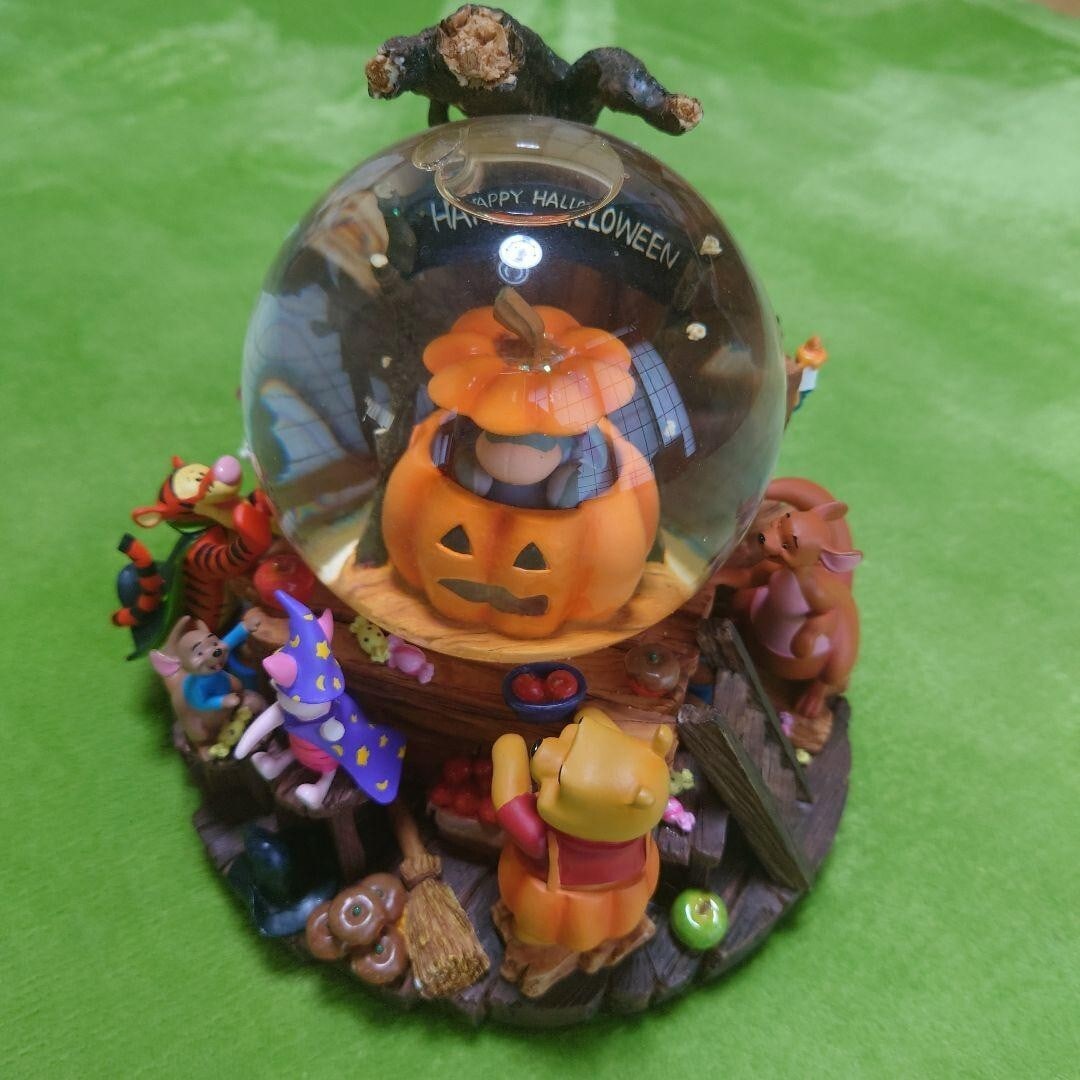 Disney Hunny Halloween Snow Globe Music Box Winnie the Pooh shipping from Japan: Disney Hunny Halloween Snow Globe Music Box Winnie the Pooh shipping from Japan Bring a touch of whimsy to your Halloween celebrations with this charming Disney Winnie the Pooh snow globe music box,