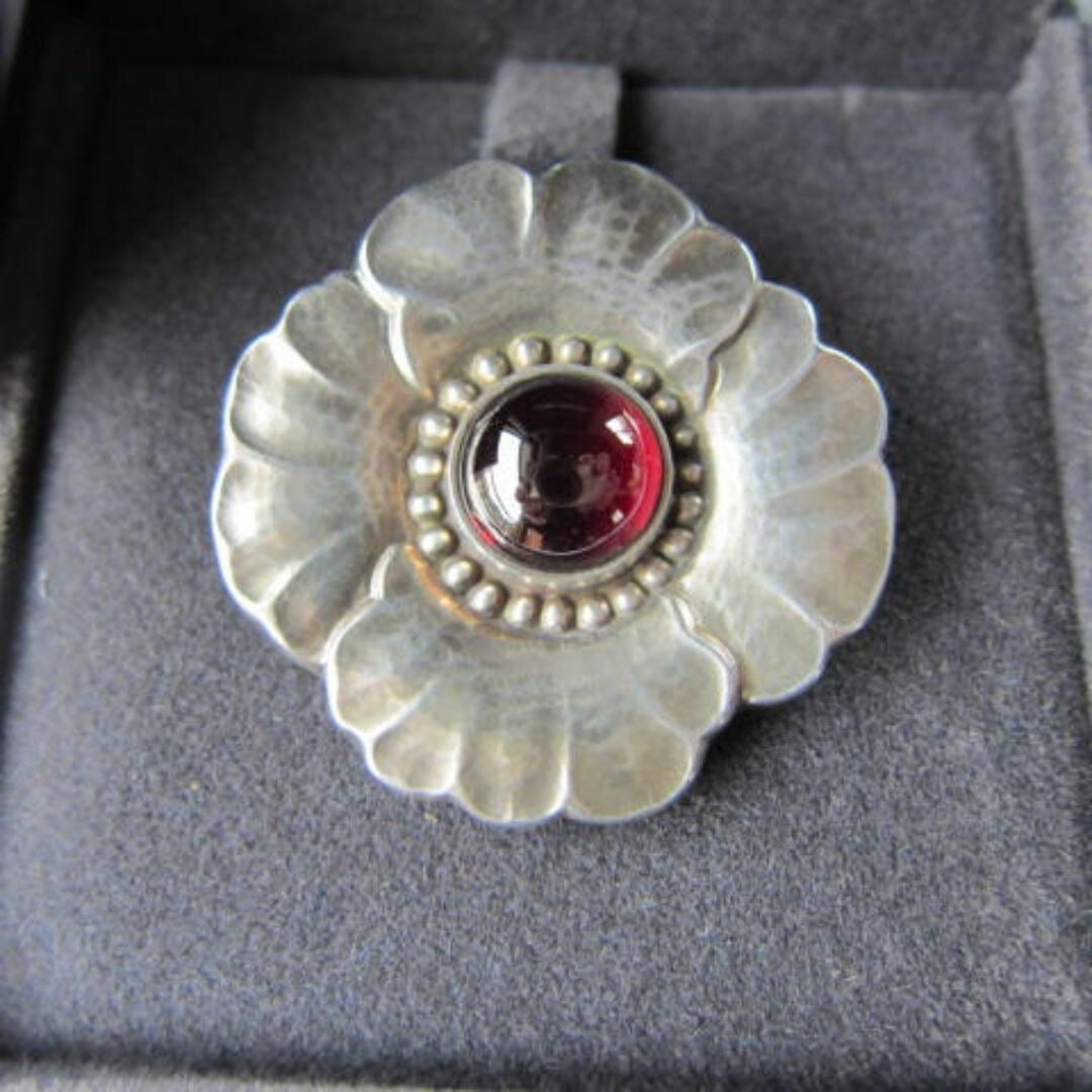 Sterling silver brooch with garnet flower motif box from Georg Jensen No 189. (1 of 7)