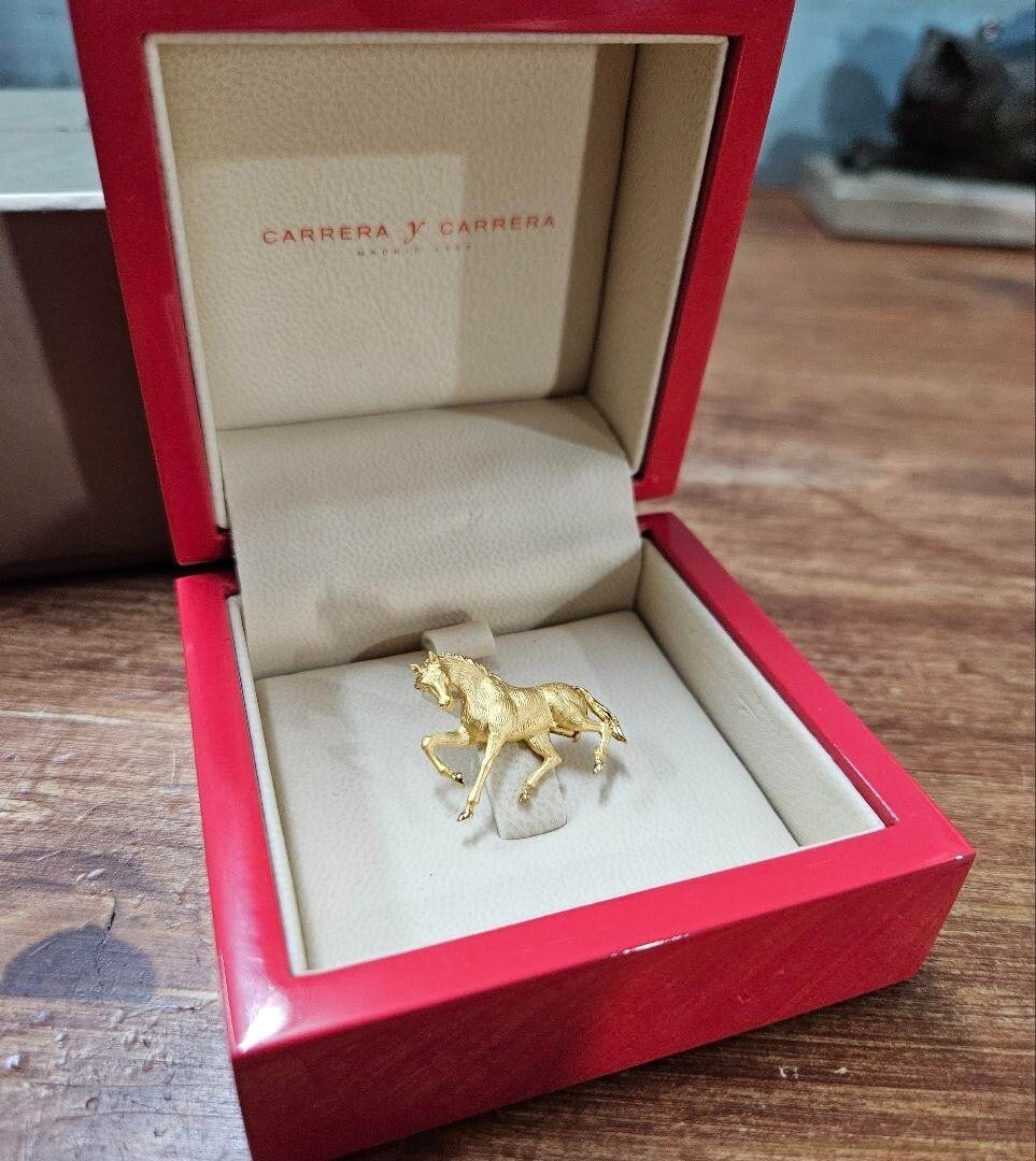 Carrera y Carrera 18k Yellow Gold Horse Animal Pin Brooch with Original Box: Carrera y Carrera 18k Yellow Gold Horse Animal Pin Brooch with Original Box A stunning 18k yellow gold brooch adorned with intricate engraving of a horse, crafted by renowned Spanish brand Carrera y C