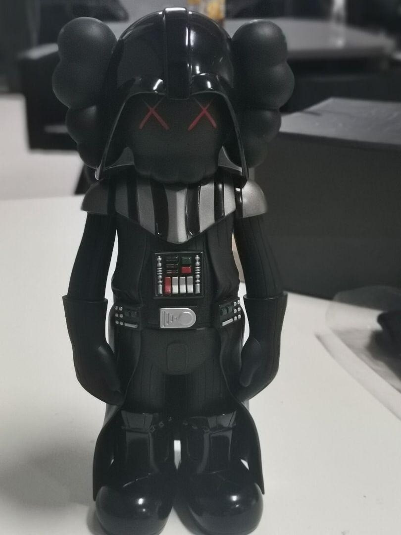 Mint Medicom Bearbrick KAWS Darth Vader STARWARS Figure Authentic: Mint Medicom Bearbrick KAWS Darth Vader STARWARS Figure Authentic A highly sought-after collaboration between KAWS and Medicom, the Darth Vader Bearbrick is a unique blend of contemporary art and pop