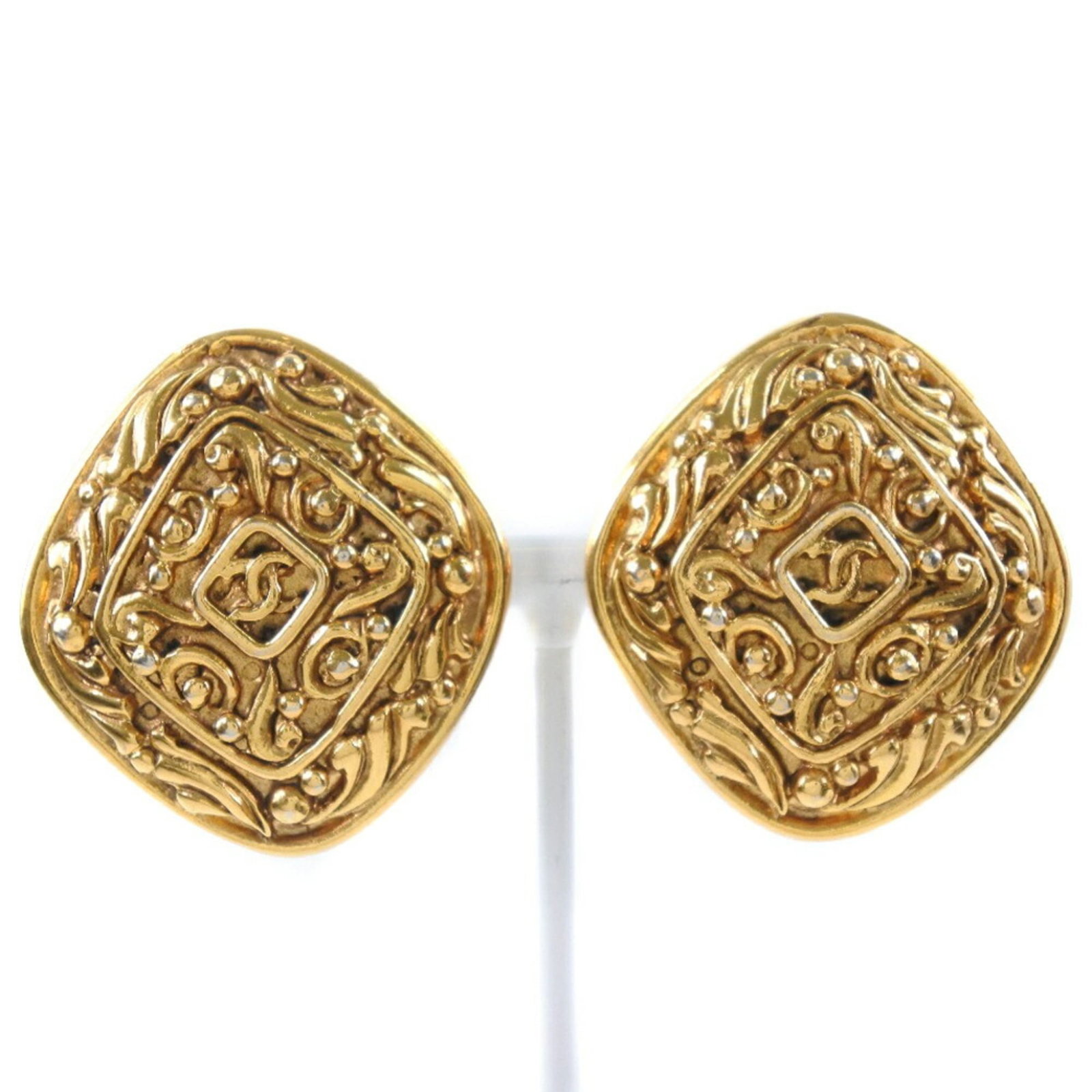 Ladies vintage gold-plated rhombus earrings from Chanel: Ladies vintage gold-plated rhombus earrings from Chanel These elegant ladies' earrings from Chanel feature intricate gold-plating details and a striking rhombus design. Made with 36mm x 33mm dimension