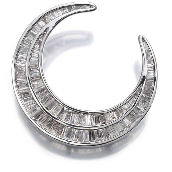 Diamond 0.72Ct Moon Tapered-Cut Pendant 18K 750 White Gold: Diamond 0.72Ct Moon Tapered-Cut Pendant 18K 750 White Gold A stunning 0.72 carat diamond, expertly cut into a tapered shape, takes center stage in this elegant 18k white gold pendant. Crafted with