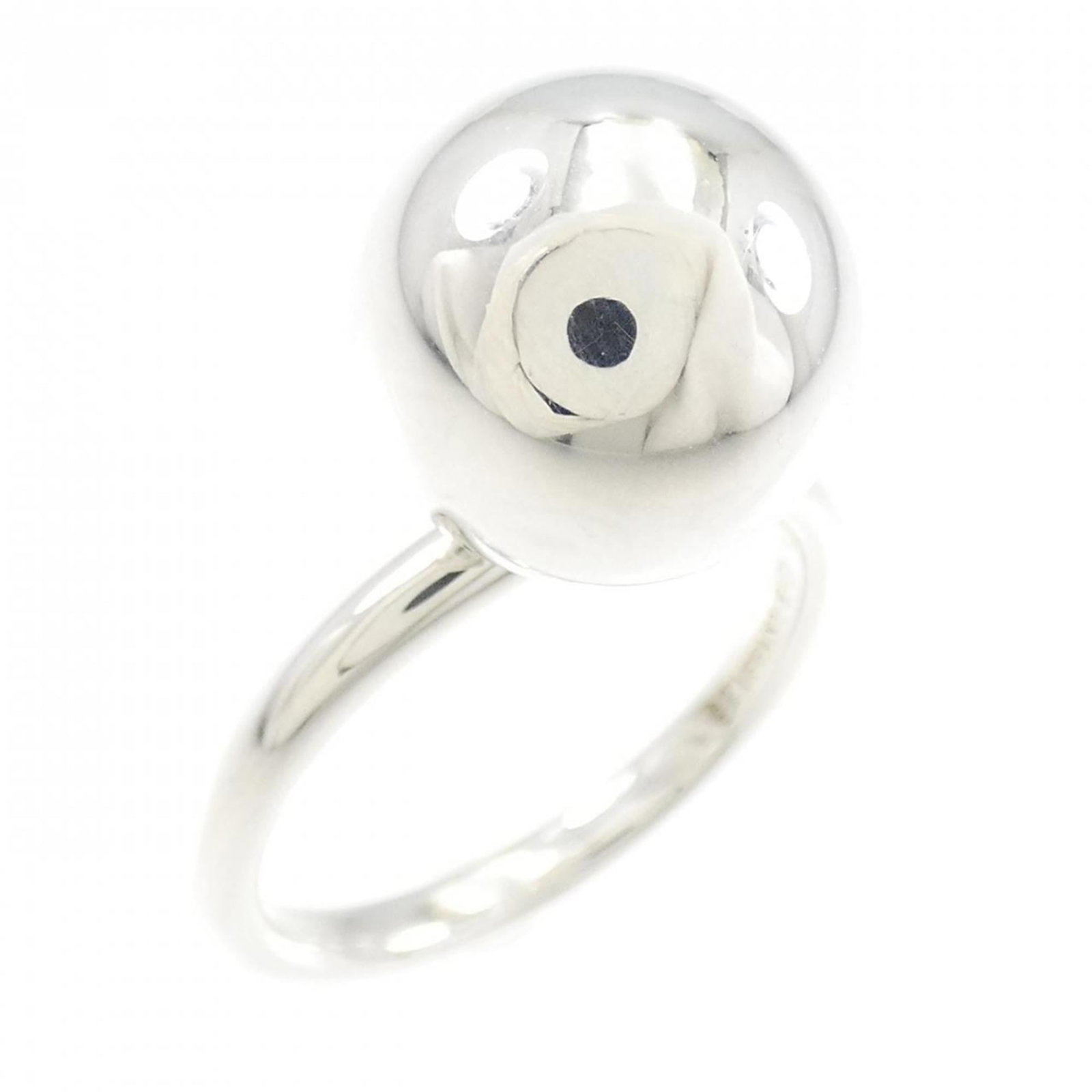 Tiffany silver ring band.: Tiffany silver ring band. A Tiffany silver ring band with a classic design, this 925 sterling silver piece is available in US size 7 and has been well-cared for, showing only minor signs of wear.