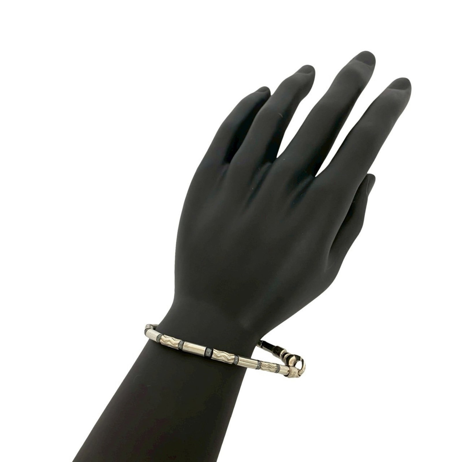 Tiffany Charm Bracelet Silver 925: Tiffany Charm Bracelet Silver 925 A delicate 20cm silver charm bracelet with a subtle shine, this Tiffany piece boasts a timeless design that suits both men and women alike. With its silver 925 materi