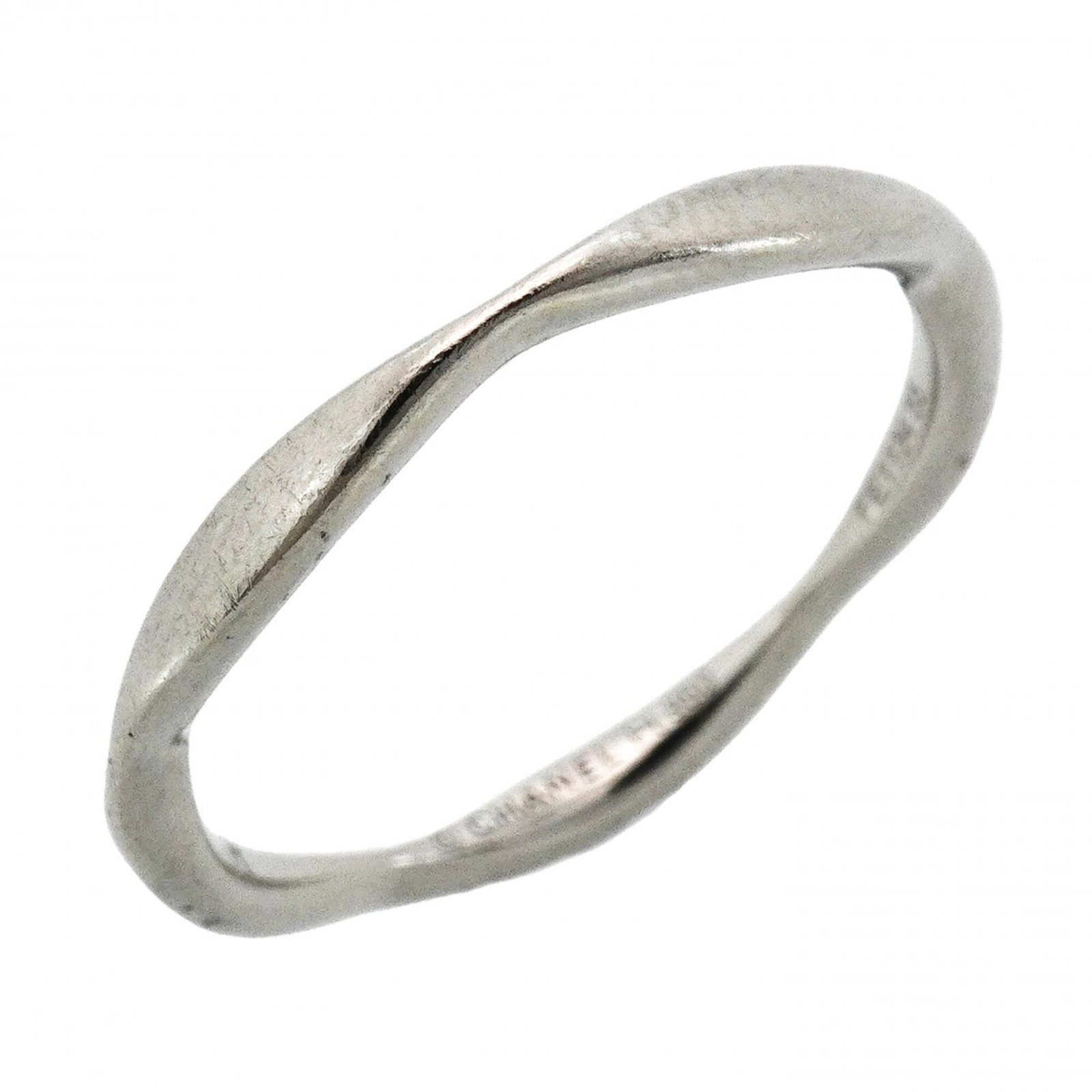 Chanel 950 Platinum Band Ring: Chanel 950 Platinum Band Ring A sleek and sophisticated 950 platinum band ring from Chanel, featuring a classic design with subtle signs of wear. This pre-owned piece boasts the iconic brand's