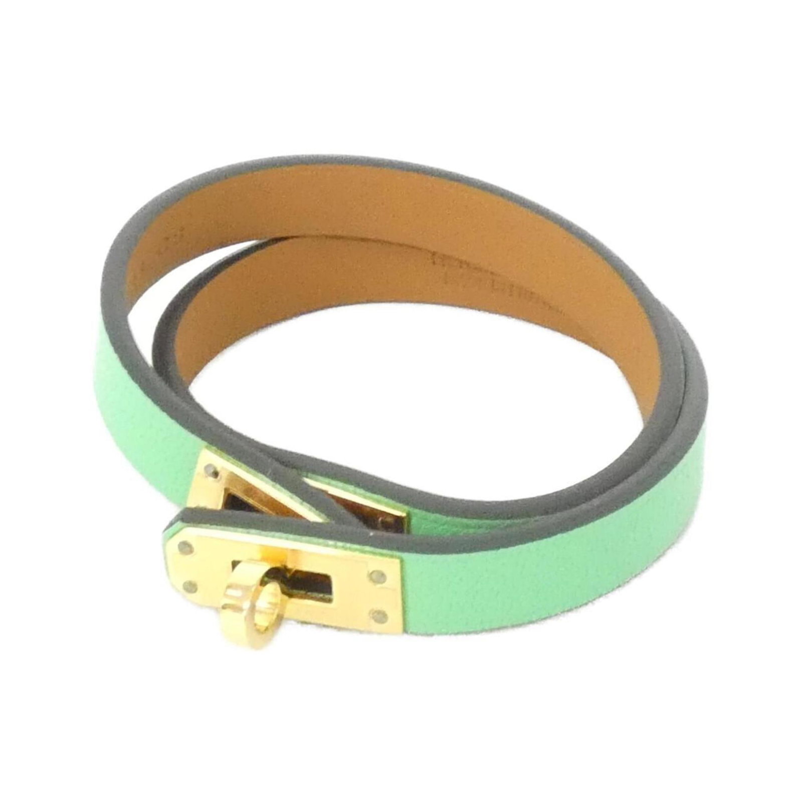 Hermes a Charm bracelet: Hermes a Charm bracelet A pre-owned Hermes charm bracelet with a rich green hue, measuring 35cm in length, adds a touch of elegance to any outfit. With its subtle signs of wear and minor scratches,