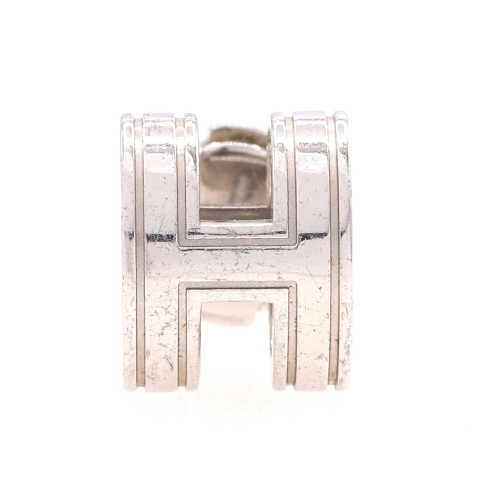 Hermes Metal Stud Earrings: Hermes Metal Stud Earrings Unique Hermes Metal Stud Earrings for sale. These silver stud earrings feature the iconic Herm?s brand and have a distinctive metal design with a subtle weight to them. With