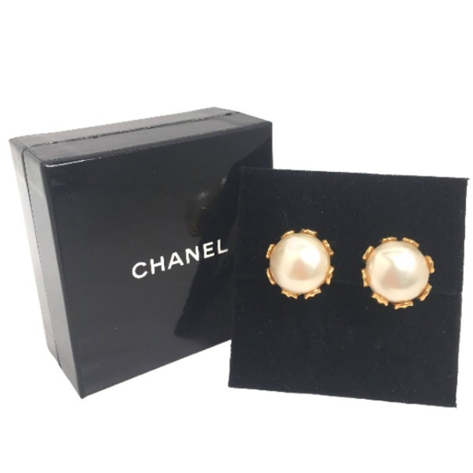 Earrings by Chanel (1 of 8)