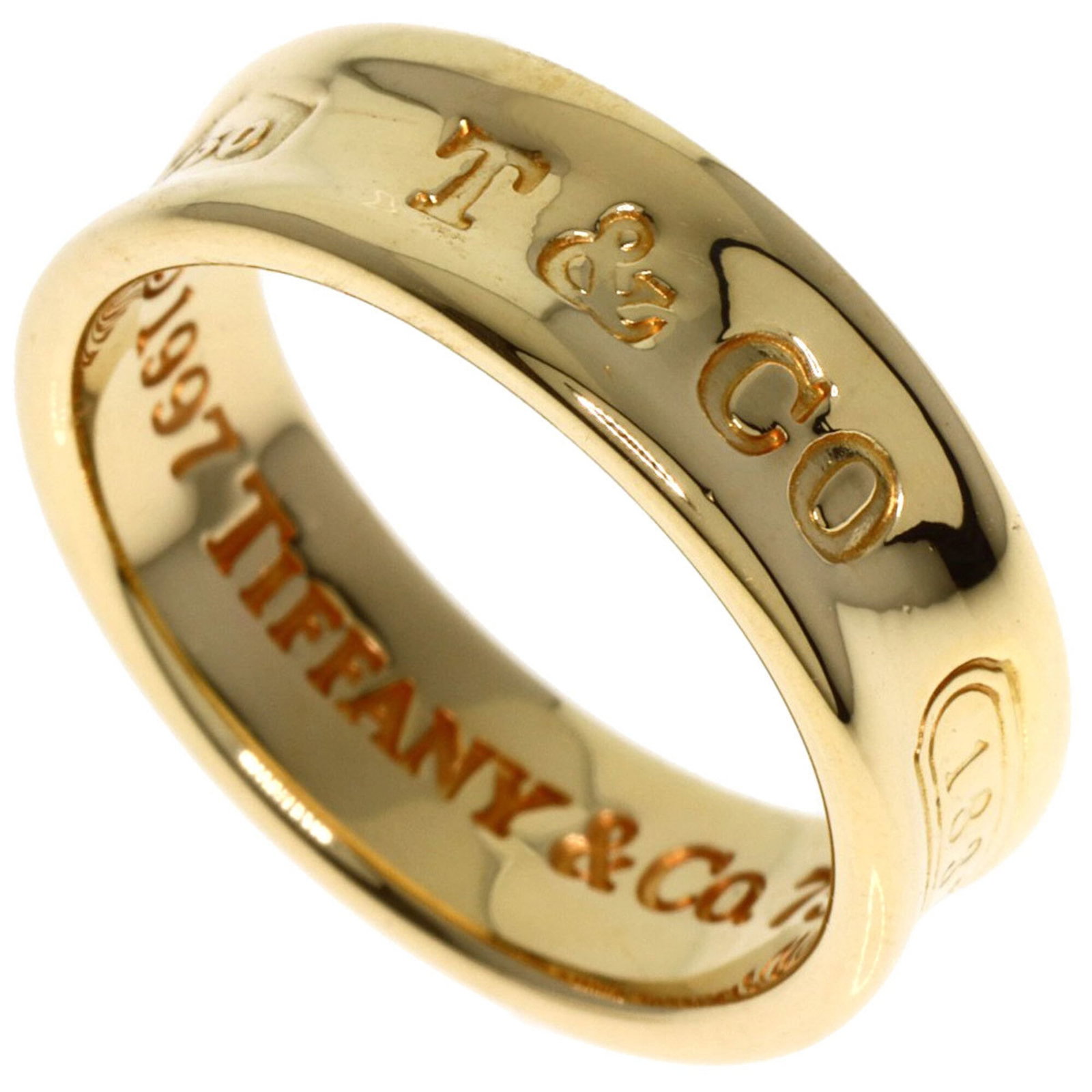 Tiffany 18k yellow gold band ring: Tiffany 18k yellow gold band ring A beautiful 18k yellow gold band ring from Tiffany, featuring a classic design that exudes timeless elegance. This pre-owned ring showcases a few subtle signs of