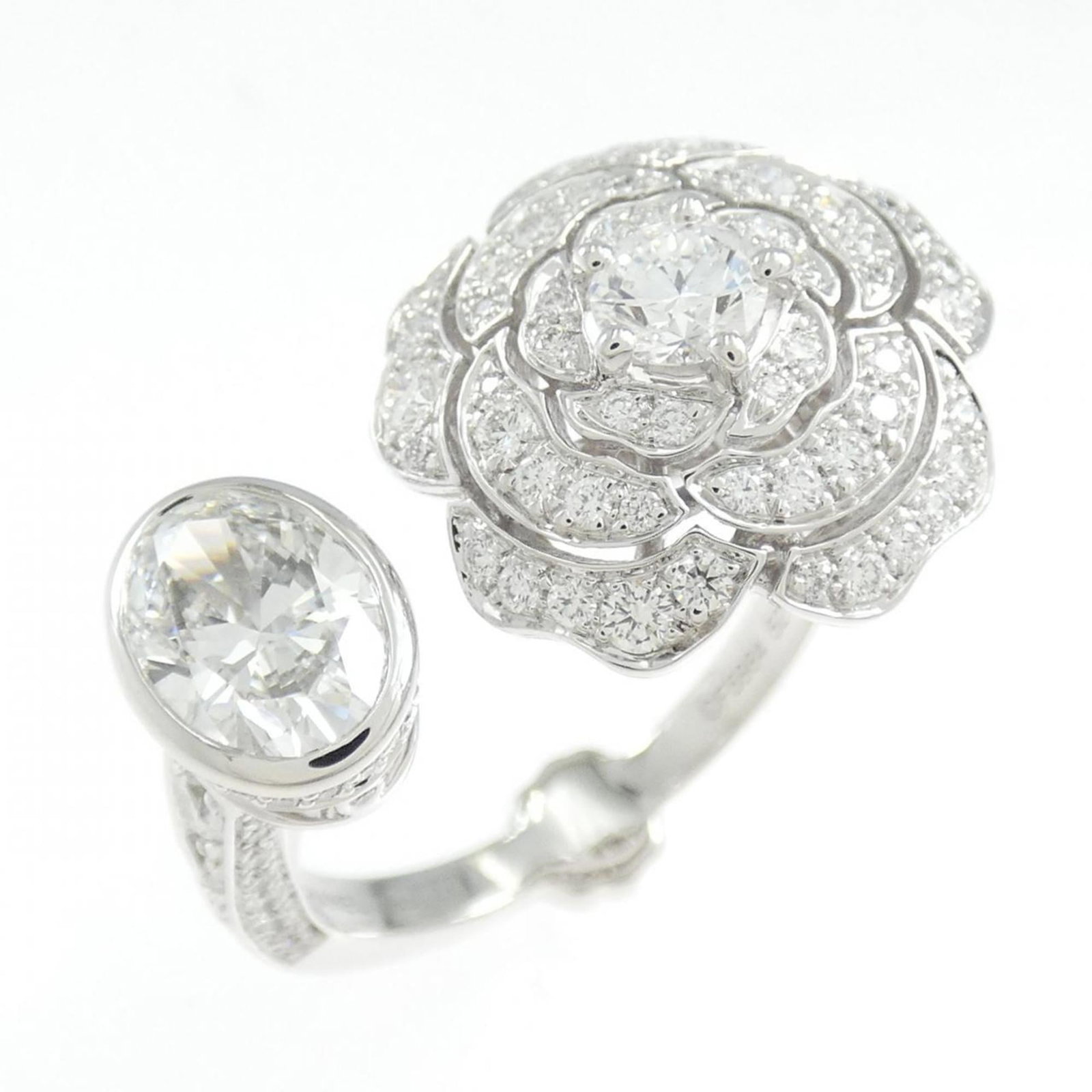 Chanel white gold band ring: Chanel white gold band ring A sleek and sophisticated 18K white gold band ring from Chanel, featuring a 1.02 carat Vvs1 diamond set in a timeless design. This pre-owned, like-new condition ring boasts