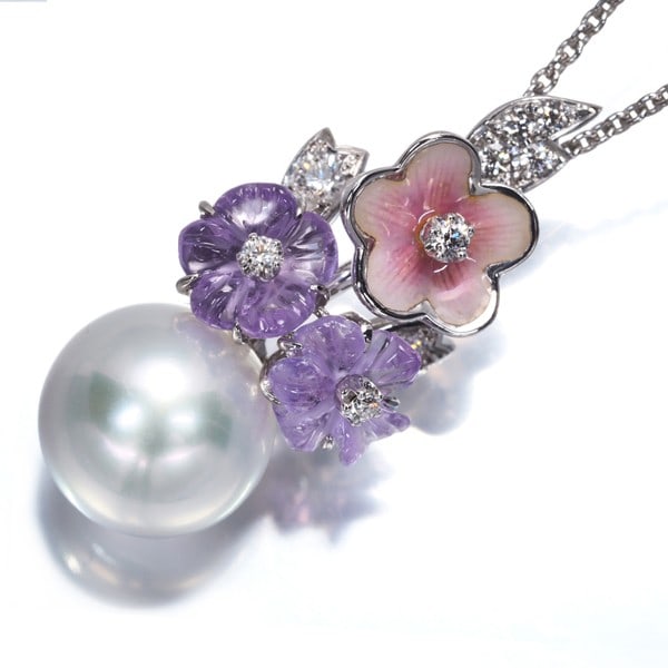 Mikimoto 18K Wg/ Enamel South Sea Pearl Diamond Amethyst Flower Necklace: Mikimoto 18K Wg/ Enamel South Sea Pearl Diamond Amethyst Flower Necklace Elegant and sophisticated, this Mikimoto 18K white gold necklace showcases a stunning South Sea pearl surrounded by an enamel d