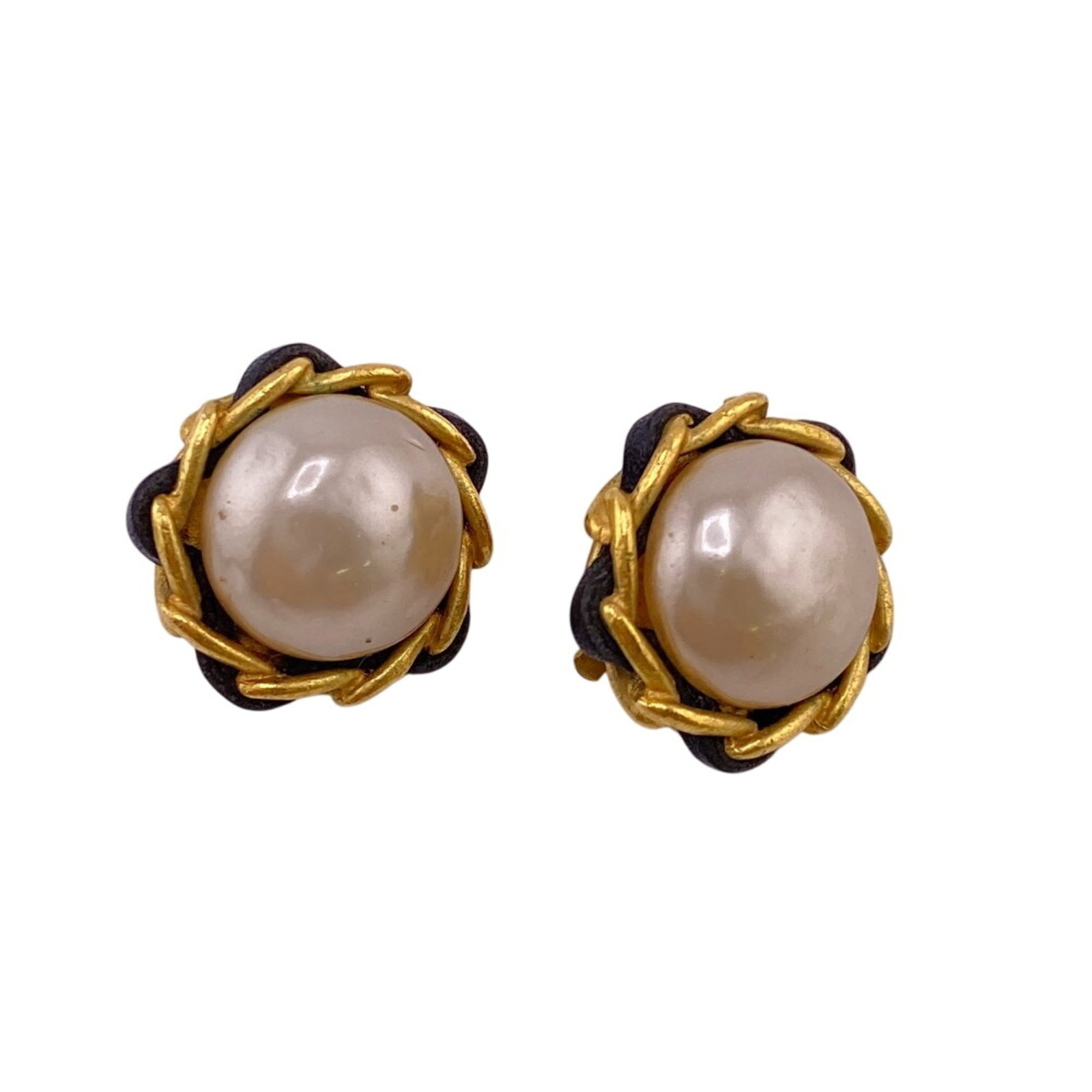 Chanel leather clip earrings: Chanel leather clip earrings Elegant gold-plated leather clip earrings from Chanel, featuring a classic design with a subtle shine. With a natural pearl accent, these timeless pieces add a touch of