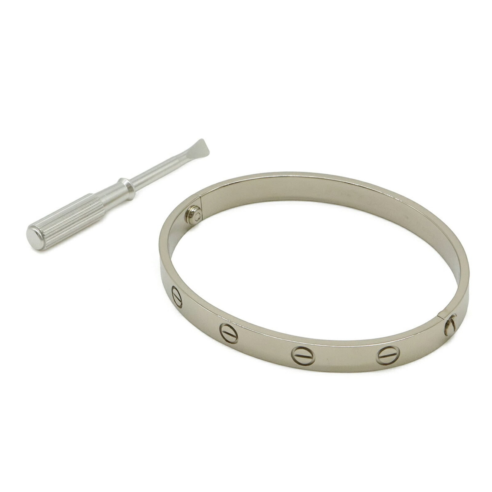 Cartier Charm White Gold 18K: Cartier Charm White Gold 18K A stunning Cartier Charm bracelet in white gold 18K, this silver-toned piece boasts elegant simplicity and sophistication. With its mint condition, like new status, it pre