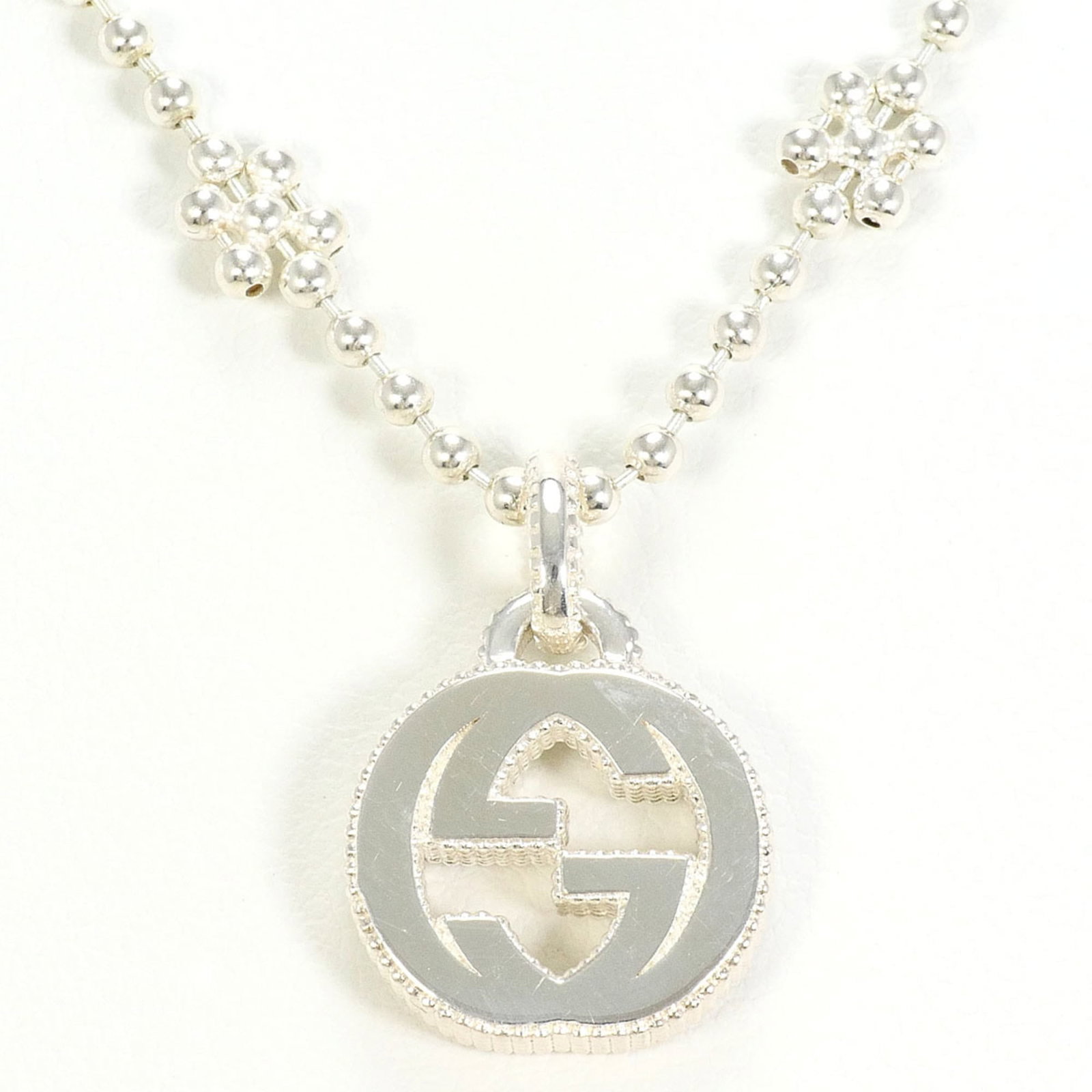 Gucci 925 sterling silver necklace like new 41cm total weight approx 8.9g: Gucci 925 sterling silver necklace like new 41cm total weight approx 8.9g A stunning Gucci 925 sterling silver necklace, crafted from high-quality materials, boasts a sleek design with a total weight