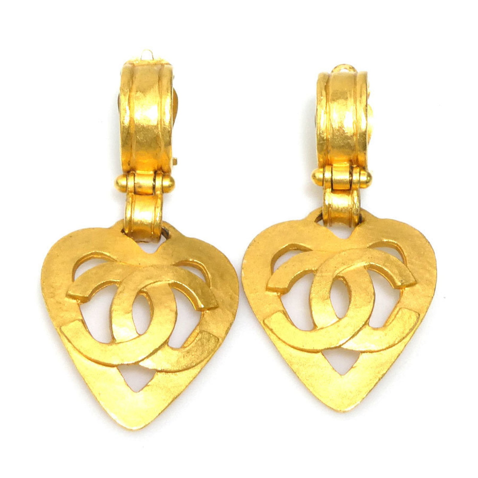Chanel metal clip earrings: Chanel metal clip earrings Elegant gold metal clip earrings from Chanel, featuring a classic design with a 32mm diameter. These used earrings showcase subtle signs of wear, including scratches and min