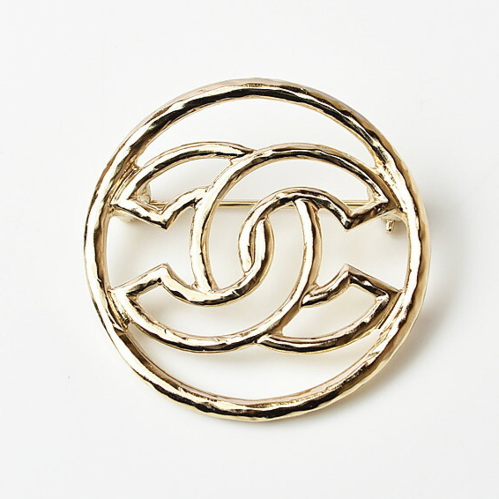 Chanel metal brooch pin: Chanel metal brooch pin A luxurious touch for your outfit, this gold metal Chanel brooch pin boasts the iconic brand's signature style. With its 2.6cm x 2.6cm size and subtle scratches from previous
