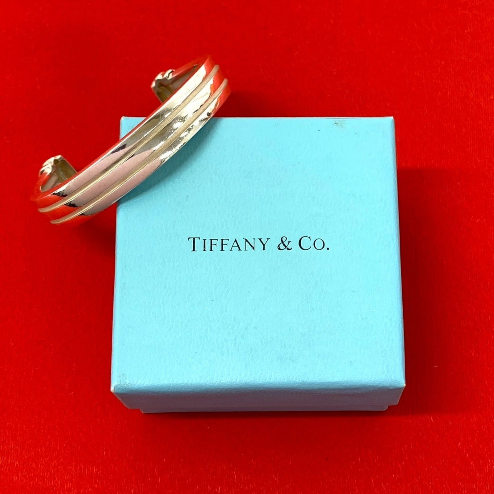 Tiffany silver bangle: Tiffany silver bangle A beautiful Tiffany silver bangle with a classic design, this 17cm long piece is crafted from high-quality sterling silver and boasts a timeless elegance that suits any style.