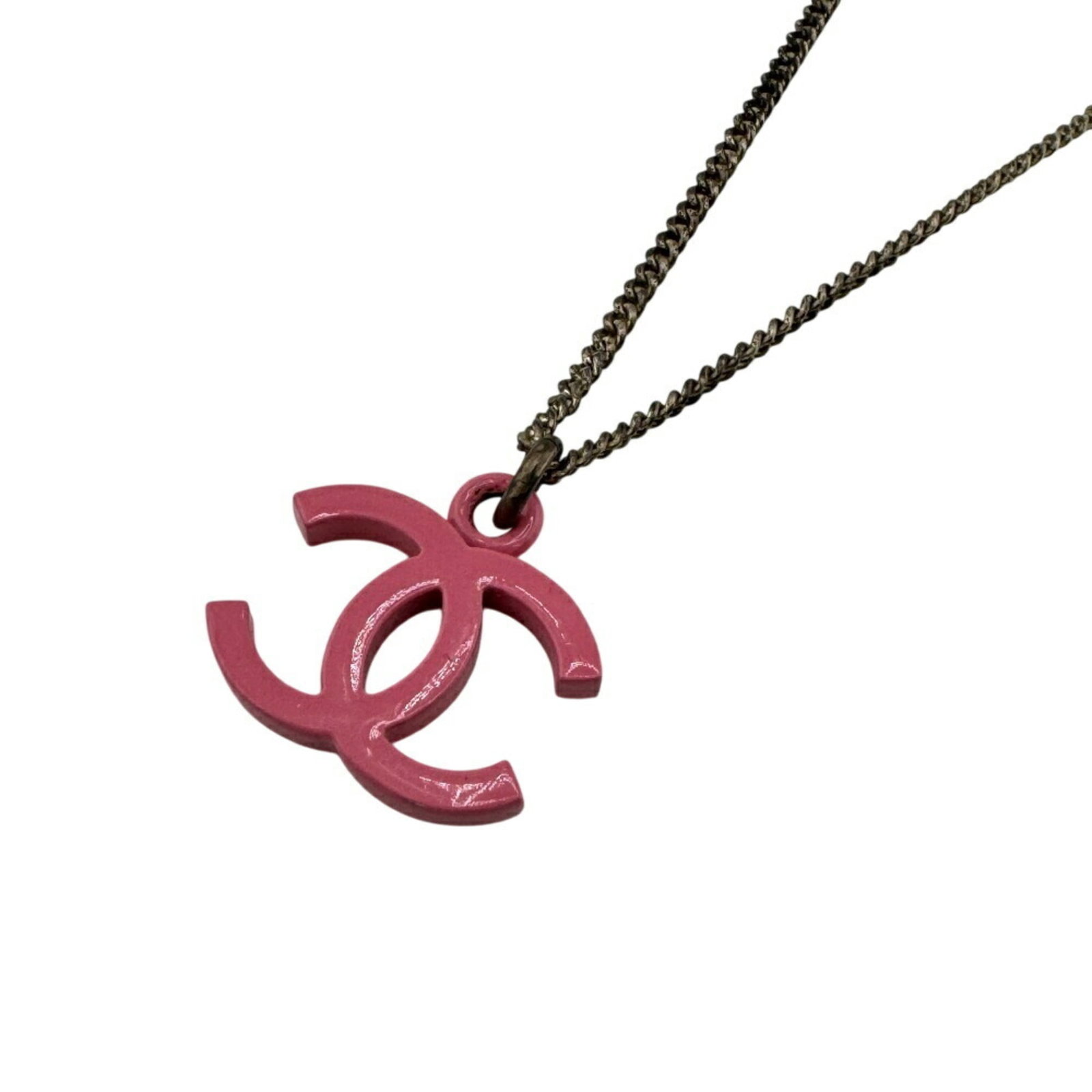 Coco Chanel pink necklace chain: Coco Chanel pink necklace chain A delicate pink necklace chain from iconic fashion brand Chanel, featuring a 43 cm circumference perfect for adding a touch of elegance to any outfit. This used piece