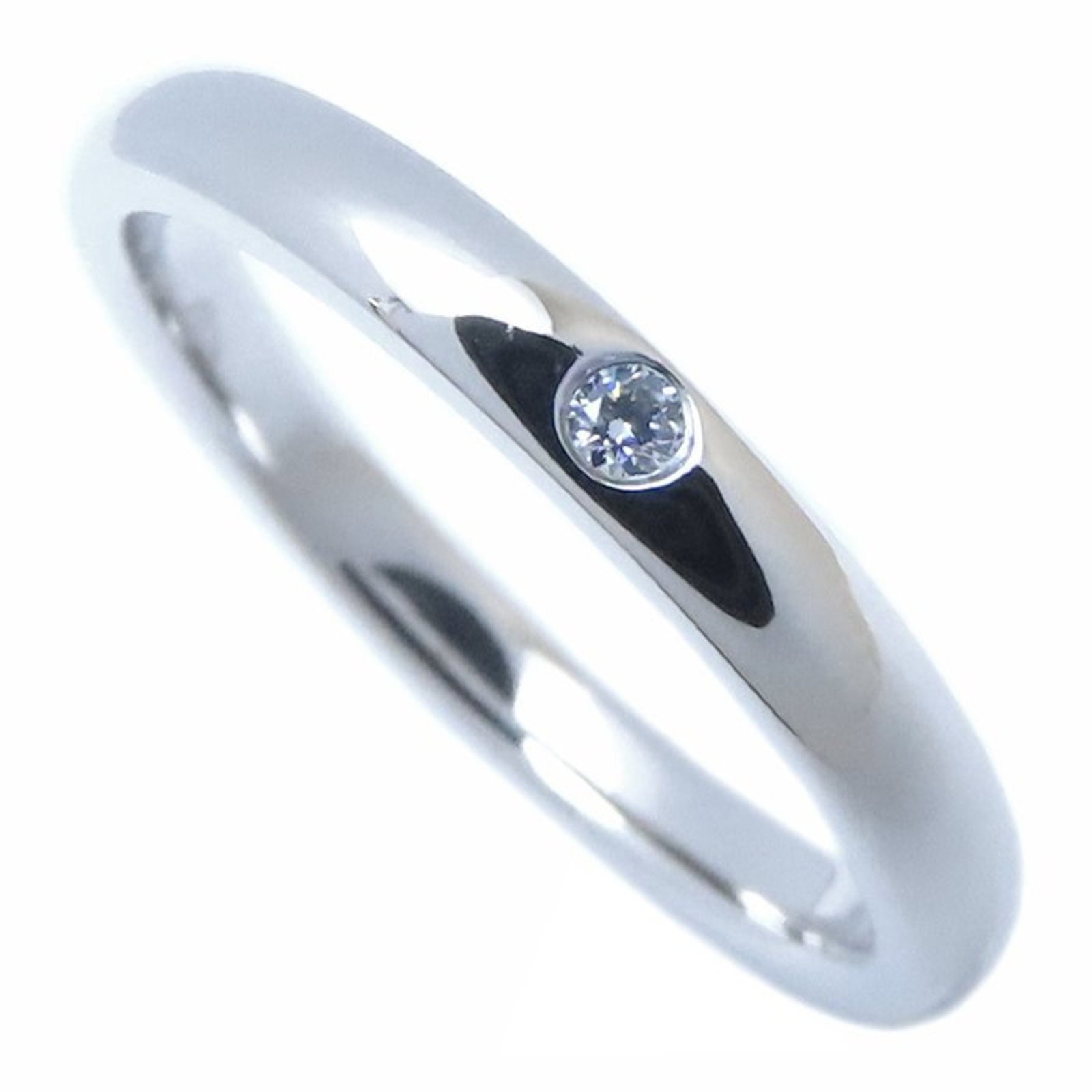 Tiffany platinum band ring: Tiffany platinum band ring A pre-owned Tiffany platinum band ring in excellent condition, with a few subtle signs of wear that add to its understated charm. The platinum material shines with a sleek,