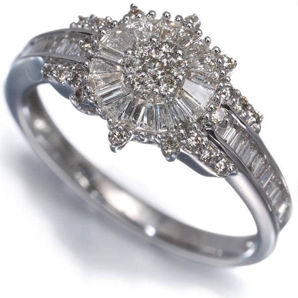 Light Brown Diamond 0.62Ct Tapered-Cut Classic Ring 18K 750 White Gold: Light Brown Diamond 0.62Ct Tapered-Cut Classic Ring 18K 750 White Gold Elevate your style with this stunning 0.62ct light brown diamond ring, set in 18k white gold. The tapered-cut classic design