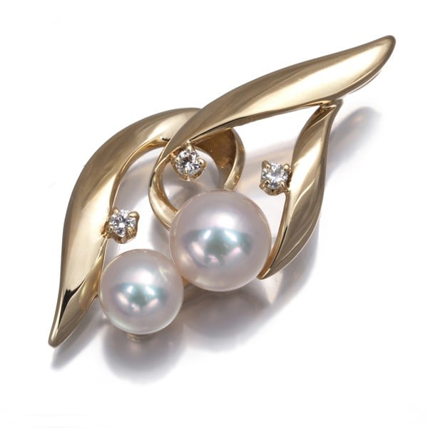 Mikimoto Pendant Akoya Pearl 5.3-6.6Mm Diamond Leaf 14K 585 Yellow Gold: Mikimoto Pendant Akoya Pearl 5.3-6.6Mm Diamond Leaf 14K 585 Yellow Gold A stunning 14k yellow gold pendant showcases a Mikimoto Akoya pearl with a unique diamond leaf design, measuring 5.3-6.6mm in