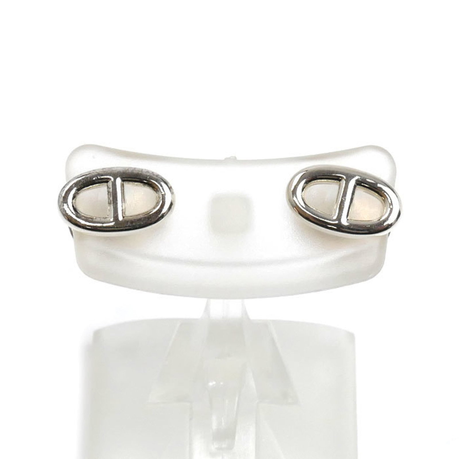 Hermes stud earrings in silver 925.: Hermes stud earrings in silver 925. Unique Hermes stud earrings in silver 925 offer a touch of luxury to any outfit. With their classic design and high-quality material, these earrings are sure to