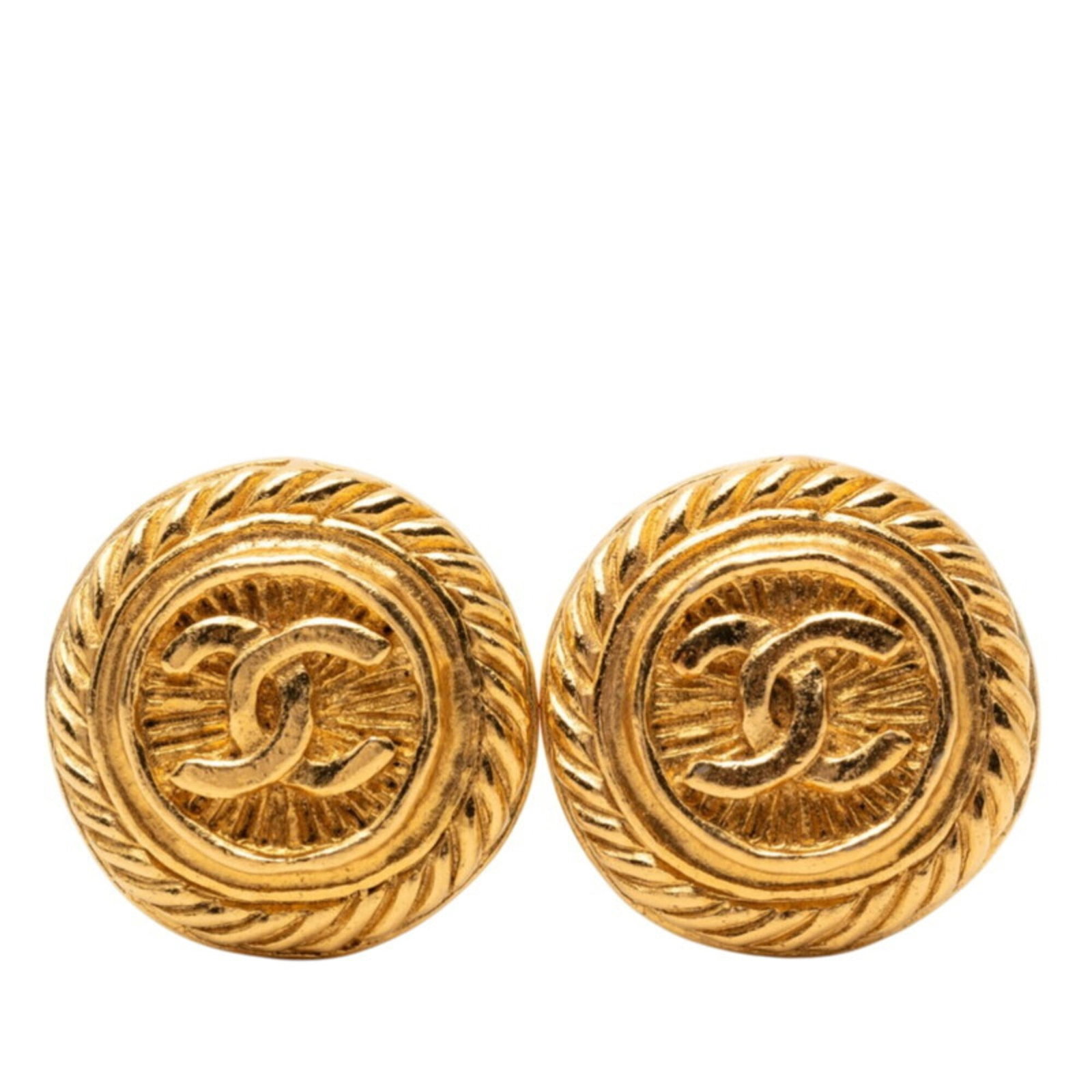 Earrings by Chanel: Earrings by Chanel Authentic Chanel clip earrings in gold, featuring a timeless design with subtle scratches and signs of wear from previous use. The 25mm x 25mm size provides a sleek, understated