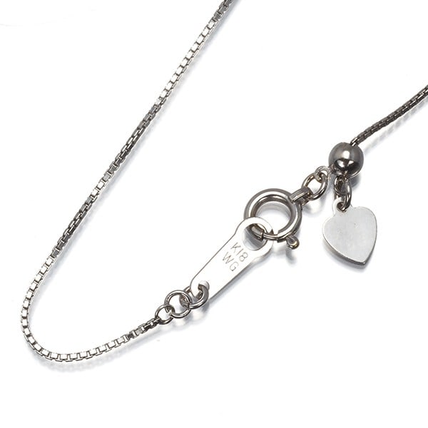 Box Chain Necklace 46Cm 18K 750 White Gold: Box Chain Necklace 46Cm 18K 750 White Gold A sleek and modern 18k white gold chain necklace from Japan, measuring 46cm in length, adds a touch of understated elegance to any outfit. With its