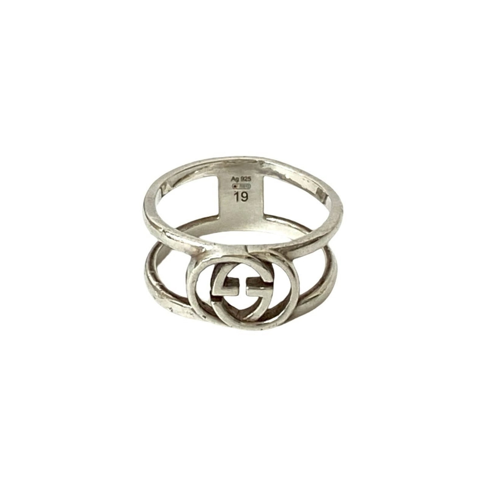 Gucci Band Ring Silver 925: Gucci Band Ring Silver 925 A pre-owned Gucci band ring made from sterling silver (925), this men's accessory boasts a sleek and modern design. With some signs of wear, such as scratches and minor