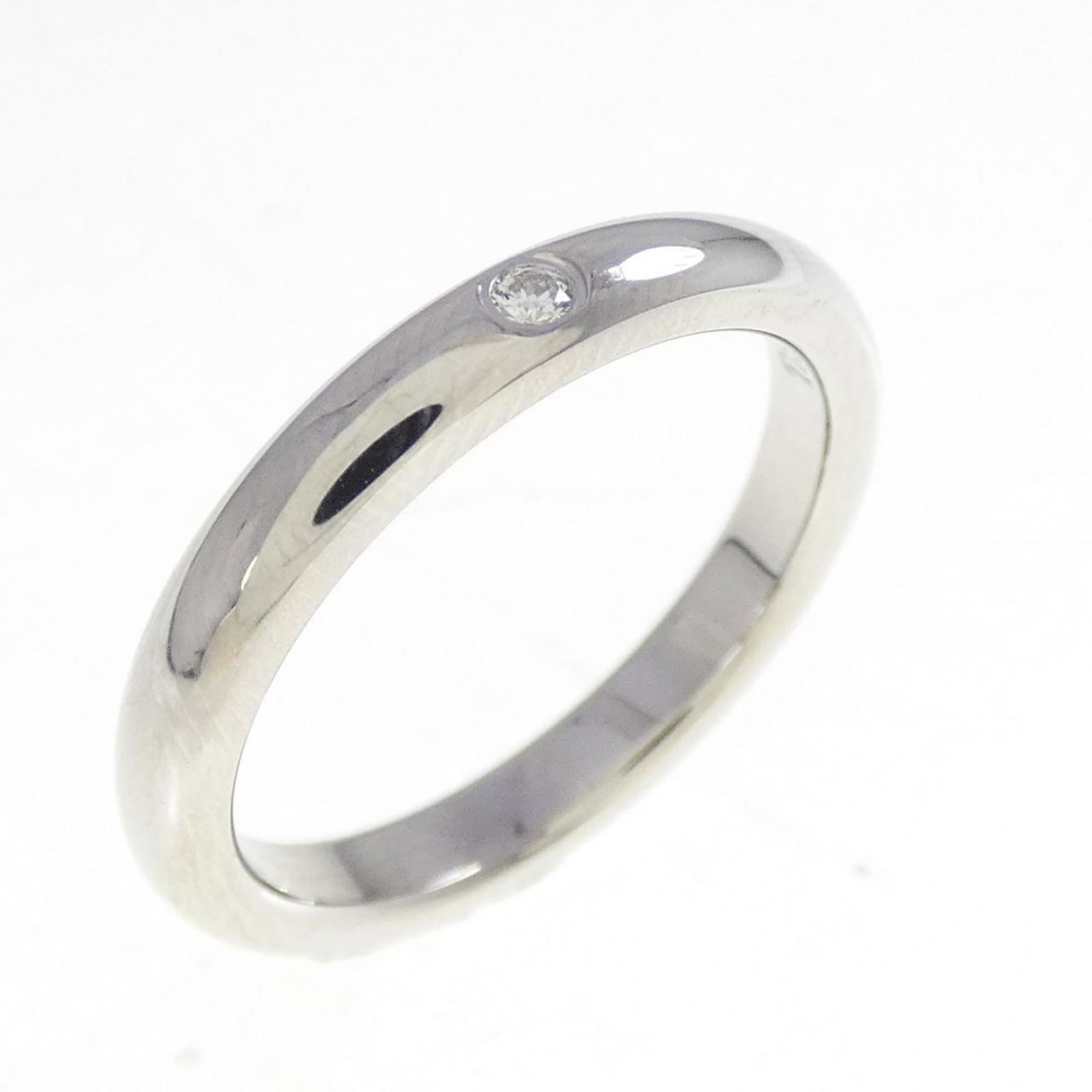 Tiffany Band Ring Platinum 950: Tiffany Band Ring Platinum 950 A stunning platinum band ring from Tiffany & Co., featuring a 950 platinum setting and a diamond stone, available in size 5. This pre-owned piece is in excellent