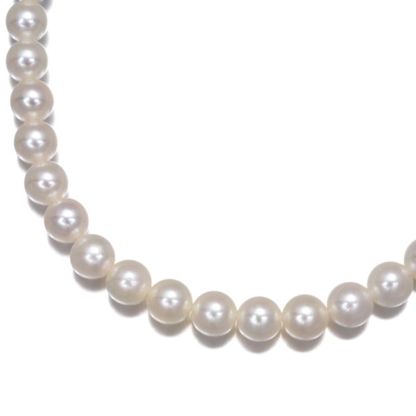 Akoya Pearl Necklace Silver 3.5-3.9Mm Mikimoto: Akoya Pearl Necklace Silver 3.5-3.9Mm Mikimoto A stunning silver necklace showcases a beautiful Akoya pearl with a lustrous 3.5-3.9mm diameter, expertly crafted by renowned Japanese jeweler MIKIMOTO.