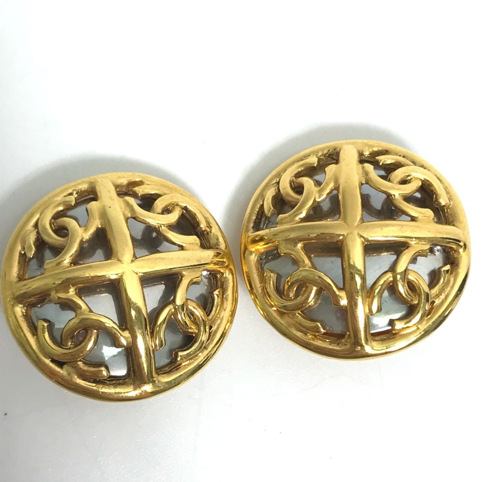 Chanel clip other earrings: Chanel clip other earrings Authentic Chanel clip earrings with a touch of gold elegance. Measuring 25mm x 25mm, these stylish accessories showcase the brand's signature sophistication. With signs of