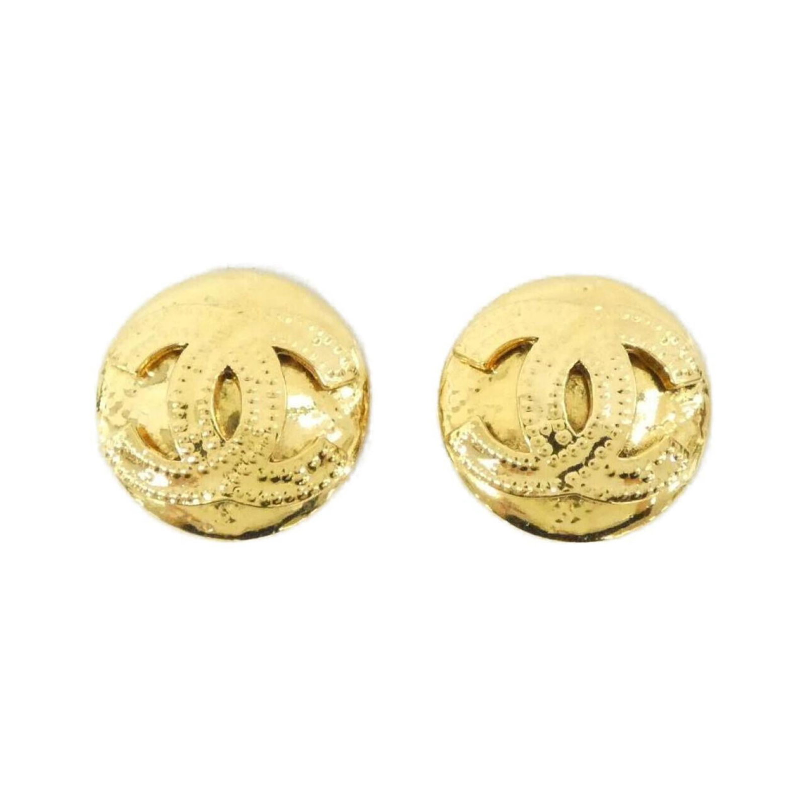 Earrings by Chanel: Earrings by Chanel Elegant gold clip earrings from Chanel, featuring a timeless design with subtle scratches and signs of wear that add to their character. Measuring 22mm in diameter, these earrings s