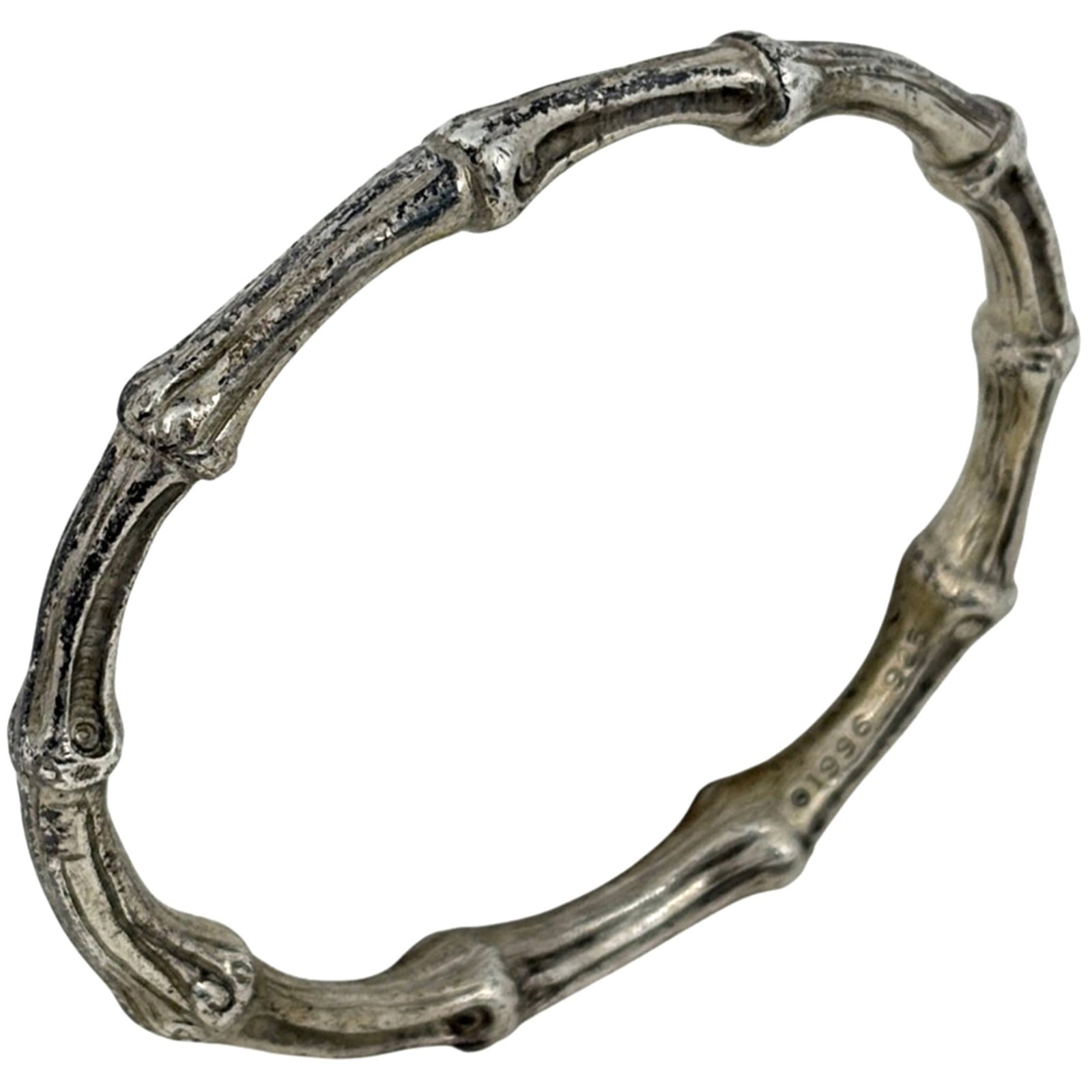 Tiffany bangle silver.: Tiffany bangle silver. A sleek and timeless Tiffany bangle in sterling silver, this 18cm long piece boasts a classic design that adds a touch of sophistication to any outfit. With its durable