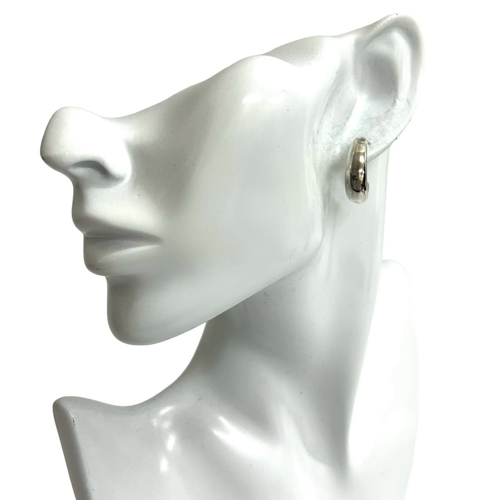 Tiffany Hoop Silver 925 earrings: Tiffany Hoop Silver 925 earrings Unique Tiffany Hoop Silver 925 Earrings for Sale. Made from high-quality silver 925, these classic hoop earrings have a timeless design that suits both men and women.