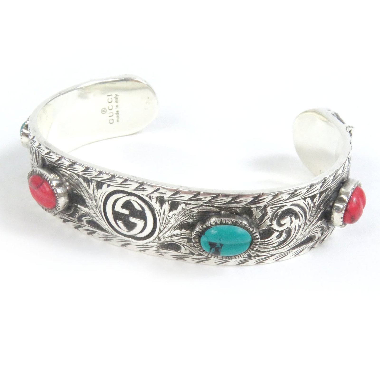 Gucci Bangle Silver 925: Gucci Bangle Silver 925 A sleek and sophisticated silver bangle from Gucci, featuring a striking turquoise stone set against its 925 sterling silver frame. With a length of 13cm and a width of 1.4cm,