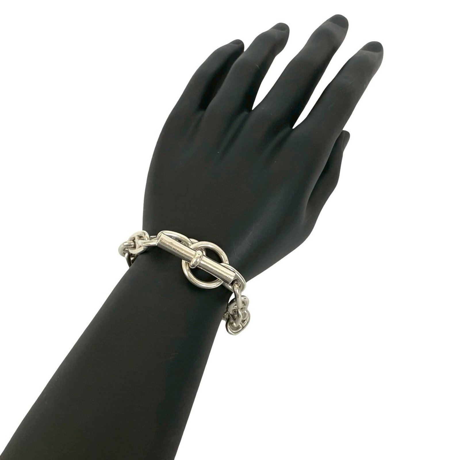 Hermes Charm Bracelet Silver 925: Hermes Charm Bracelet Silver 925 A delicate silver charm bracelet from Hermes, featuring intricate details and a classic design. With its 21.5cm length, this versatile accessory adds a touch of elegan