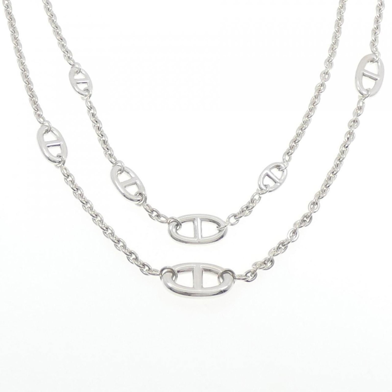 Hermes Farandole is a necklace.: Hermes Farandole is a necklace. A delicate Hermes Farandole necklace in sterling silver 925, featuring a subtle design that adds a touch of elegance to any outfit. With a comfortable neck