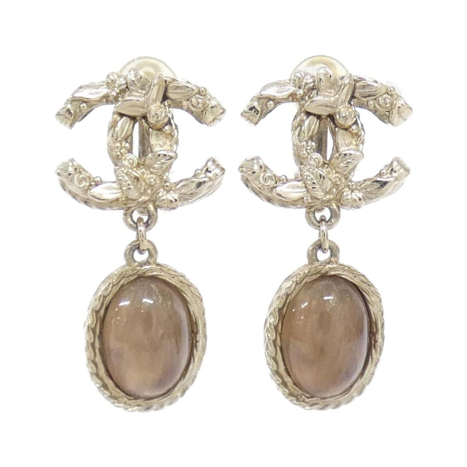 Earrings by Chanel: Earrings by Chanel Authentic Chanel clip earrings in gold, featuring a timeless design with a few subtle signs of wear from previous use. The earrings have been carefully preserved in very good