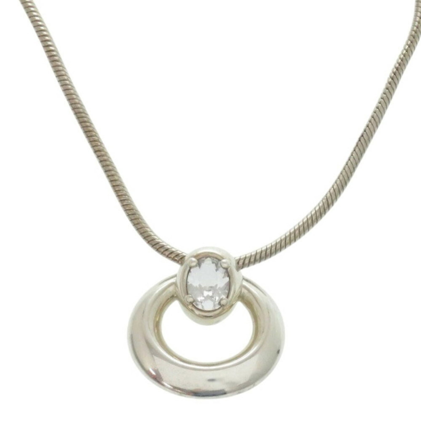 Hermes silver necklace 925.: Hermes silver necklace 925. A stunning Hermes silver necklace with a 35mm x 33mm pendant, this elegant piece boasts a sleek design and premium silver finish (925). With a comfortable 47cm neck