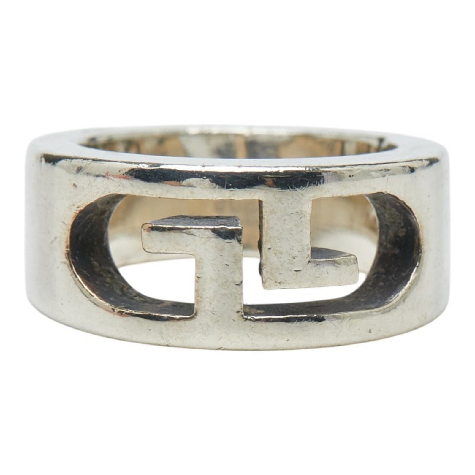 Gucci Band Ring Silver 925: Gucci Band Ring Silver 925 A sleek and sophisticated silver band ring from Gucci, this 925 sterling silver piece boasts understated elegance with its classic design. With some signs of wear and tear,