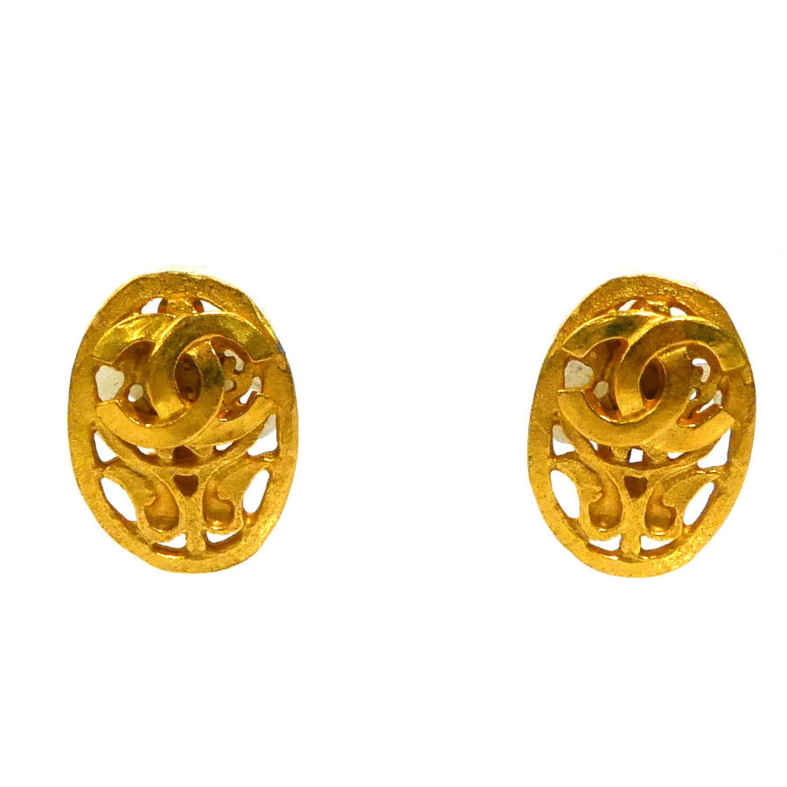 Chanel metal clip earrings: Chanel metal clip earrings Elegant gold metal clip earrings from Chanel, featuring a classic design with subtle wear and tear visible due to their used condition. With a 25mm x 18mm size, these