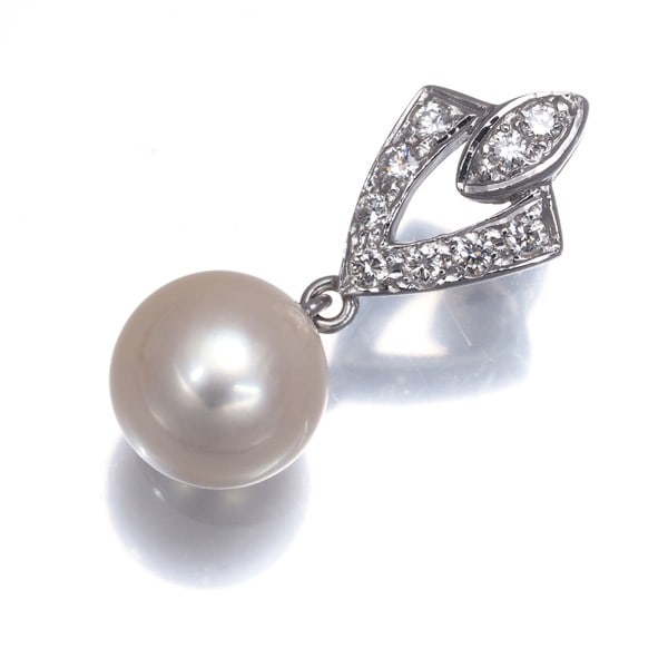 White Gold Diamond Pendant 585 8.0Mm Akoya Pearl: White Gold Diamond Pendant 585 8.0Mm Akoya Pearl A beautiful 14k white gold pendant showcases an elegant Akoya pearl, carefully crafted in Japan and finished to perfection. The cultured pearl is set