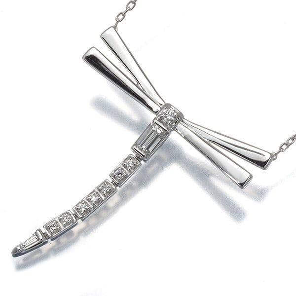 Tasaki Necklace Diamond 0.25Ct Landscape Sculpturefly Away 18K Wg: Tasaki Necklace Diamond 0.25Ct Landscape Sculpturefly Away 18K Wg A stunning 0.25ct diamond pendant from Japan's renowned TASAKI brand is set against an 18k white gold backdrop, showcasing the beauty