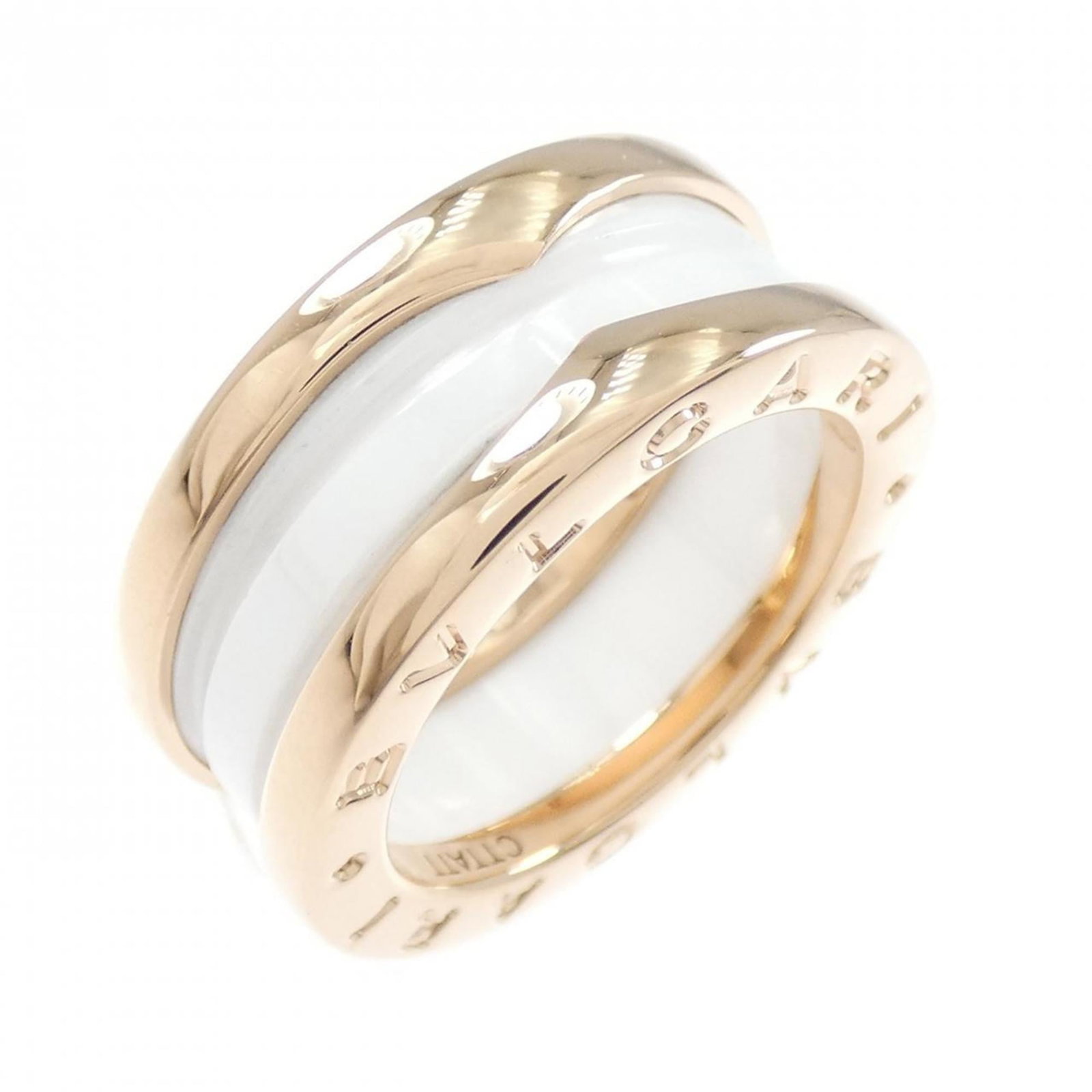 Bvlgari Band Ring Ceramic, Pink Gold (18K): Bvlgari Band Ring Ceramic, Pink Gold (18K) This Bvlgari Band Ring Ceramic, Pink Gold (18K) boasts a striking ceramic design in pink gold, adding a touch of elegance to any outfit. With its 4.5 size an