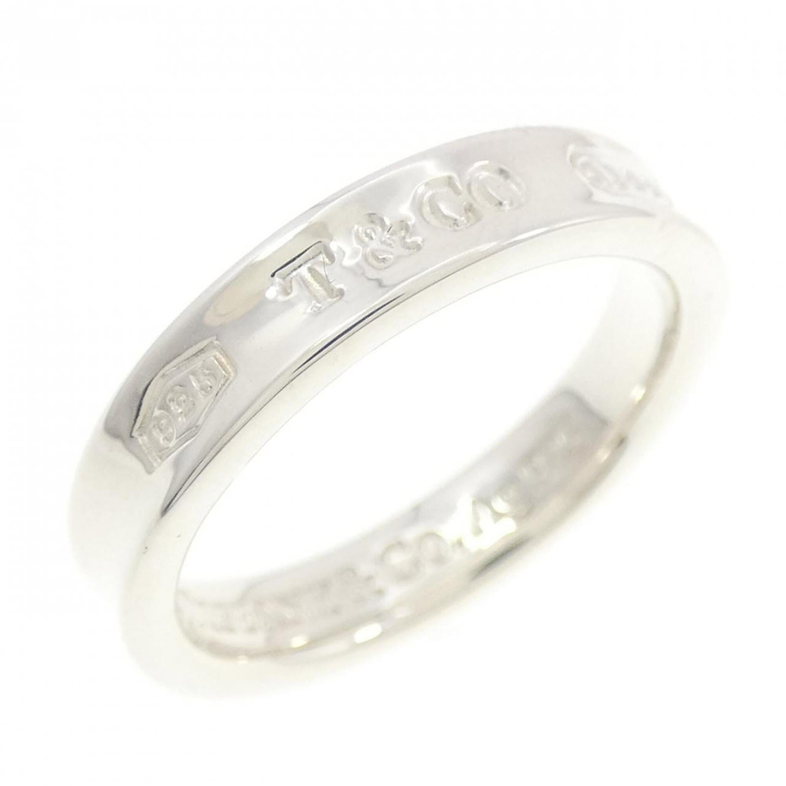 Tiffany silver ring band.: Tiffany silver ring band. A Tiffany silver ring band with a sleek 4mm width, this elegant accessory is crafted from high-quality 925 sterling silver. With a subtle weight of 4g and a comfortable US