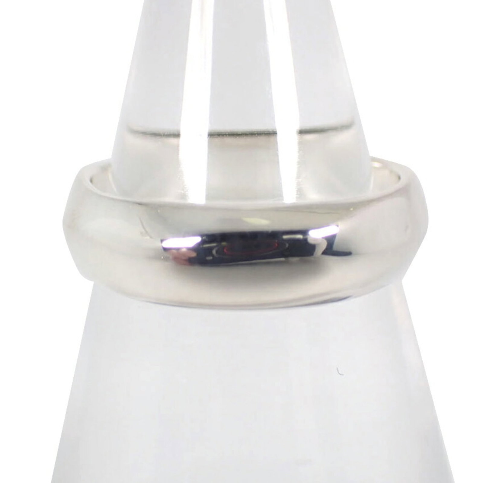 Tiffany Band Ring Sterling Silver 925: Tiffany Band Ring Sterling Silver 925 A beautiful Tiffany band ring made from sterling silver 925, this elegant piece is crafted with attention to detail and boasts a sleek, sophisticated design.